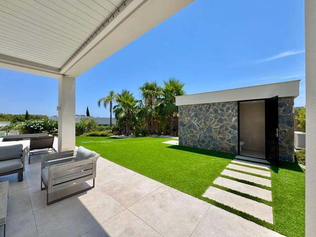 Chalet de 4 habitaciones en Las Colinas Golf, Orihuela en venta con piscina garaje - 1.950.000 € (Ref: 9975613)