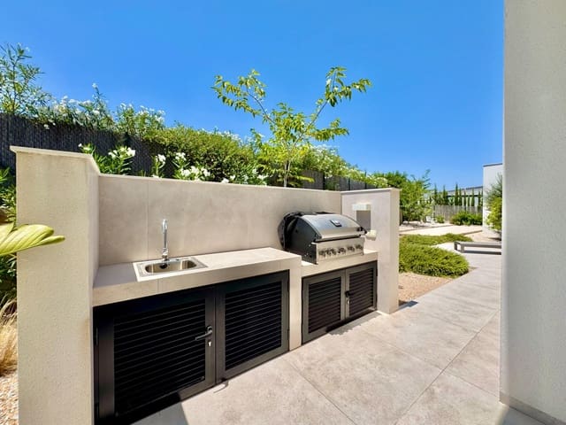 Chalet de 4 habitaciones en Las Colinas Golf, Orihuela en venta con piscina garaje - 1.950.000 € (Ref: 9975613)