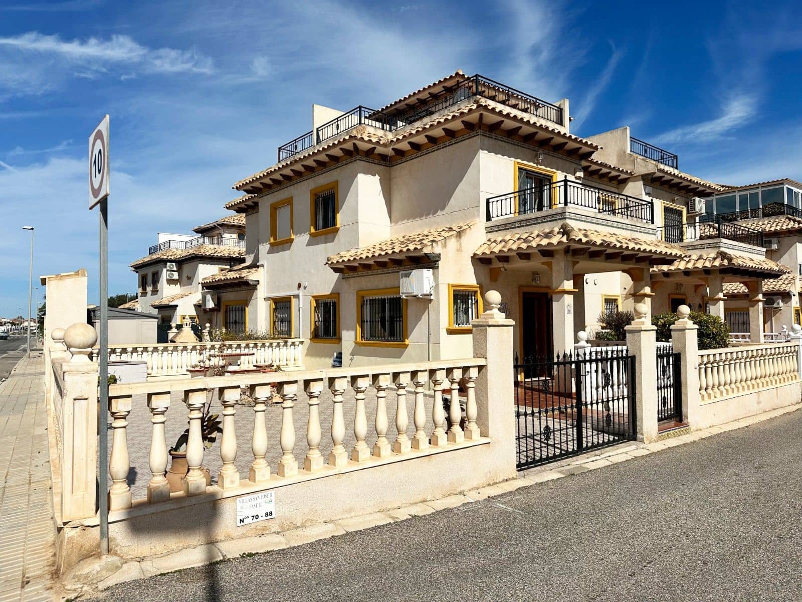 2 soverom Rekkehus til salgs i Orihuela Costa med svømmebasseng - € 239 000 (Ref: 9977504)