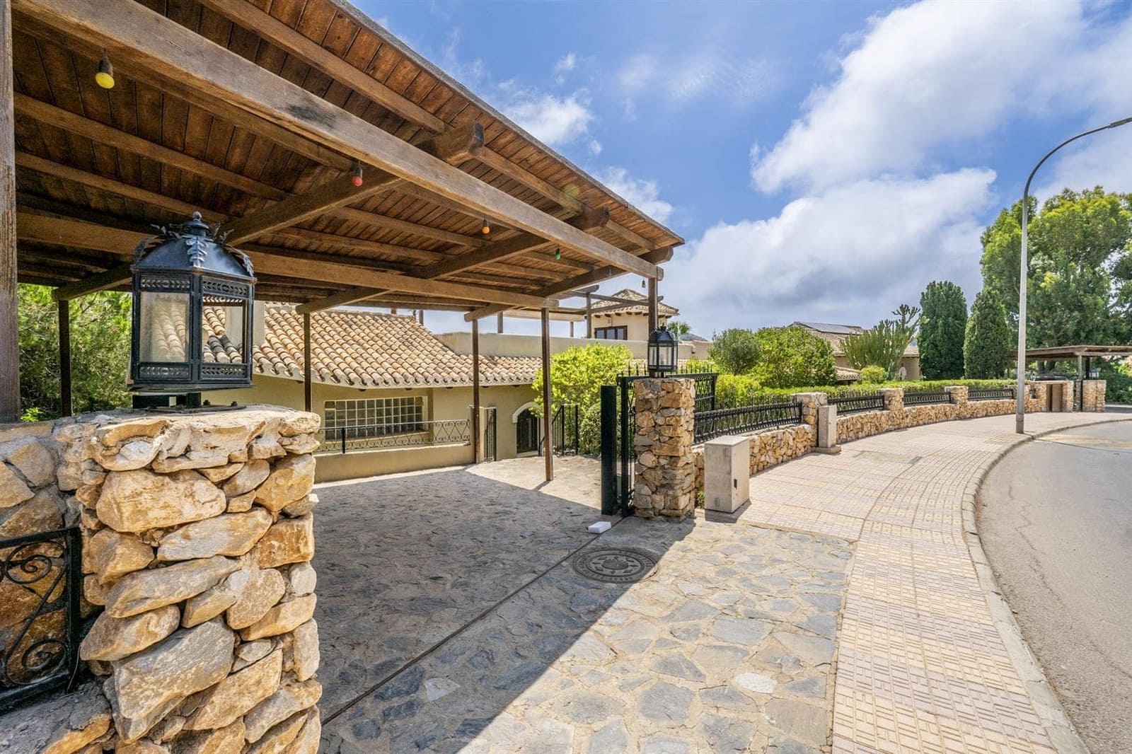 4 bedroom Villa for sale in Atamaria with pool - € 3,219,748 (Ref: 9979868)