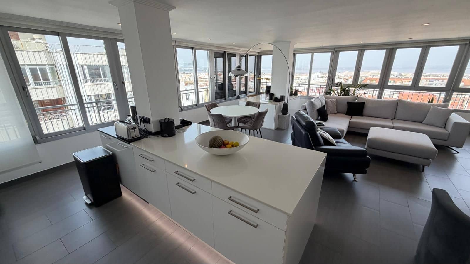 2 makuuhuone Huoneisto myytävänä paikassa Torrevieja mukana uima-altaan - 369 900 € (Ref: 9979907)