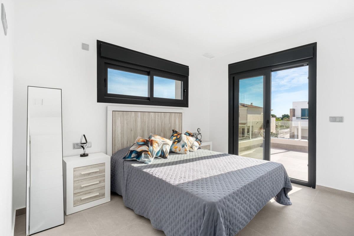 3 slaapkamer Villa te koop in Daya Nueva met zwembad - € 317.000 (Ref: 9992265)