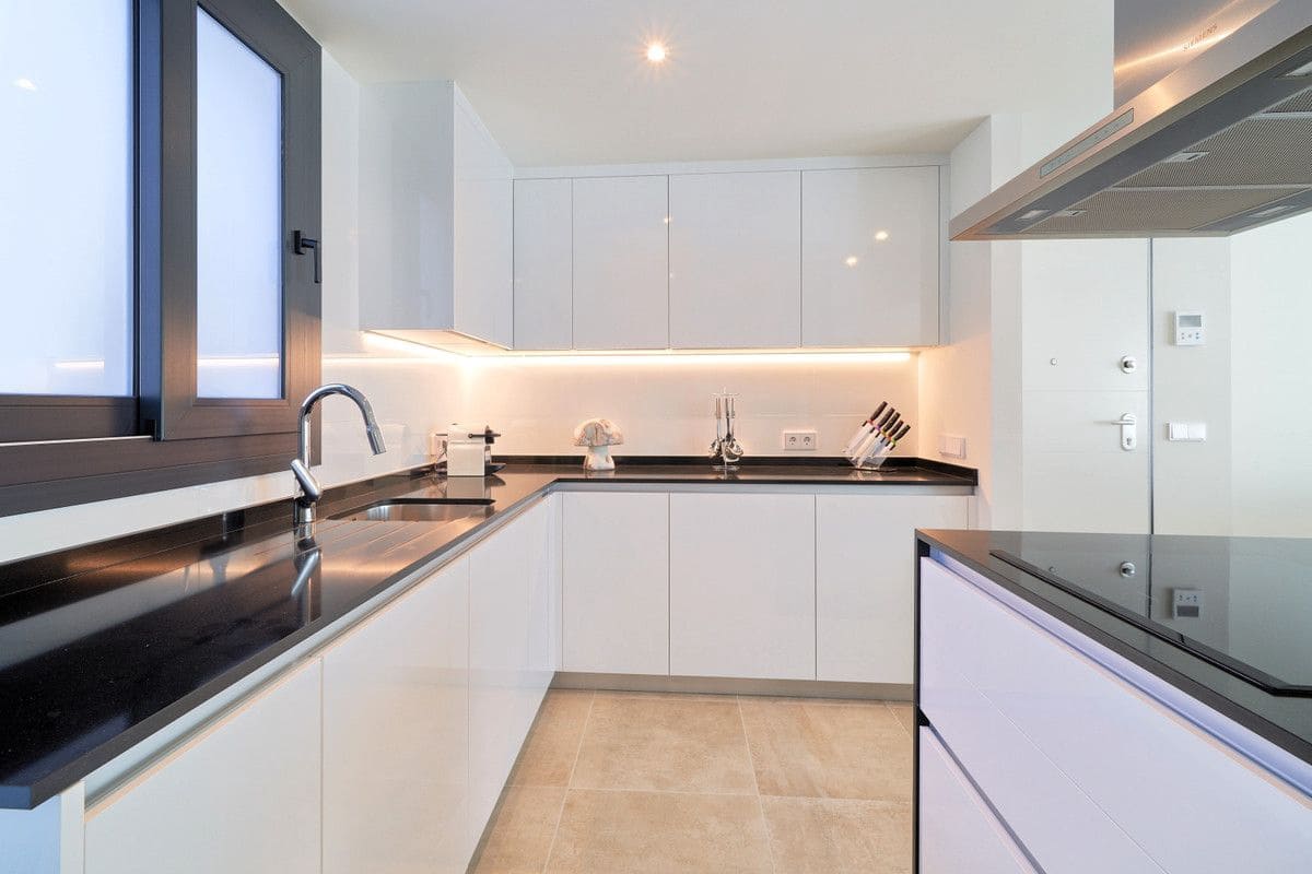 3 bedroom Apartment for sale in Estepona with pool - € 767,000 (Ref: 9992336)