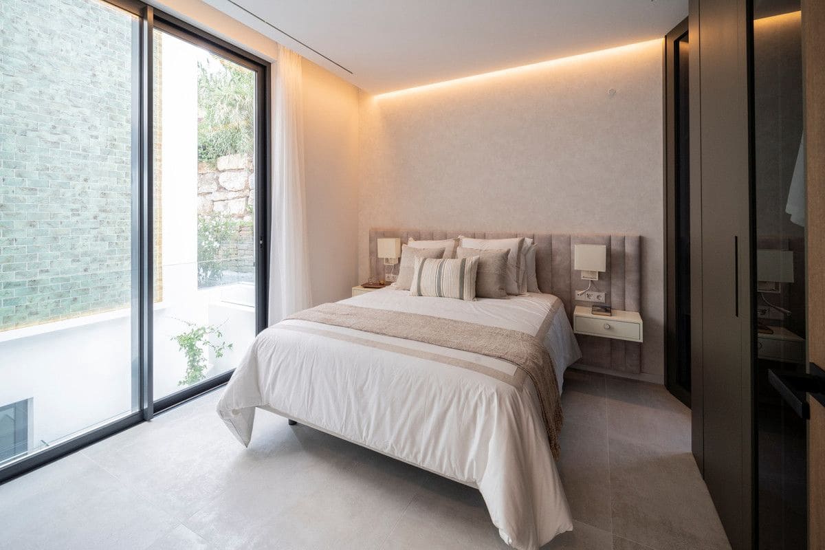 6 bedroom Villa for sale in El Paraiso with pool - € 6,800,000 (Ref: 9992420)