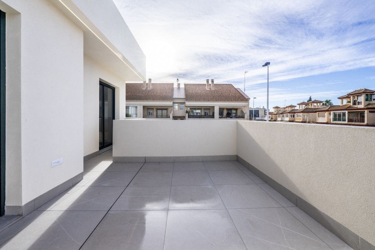 Chalet de 3 habitaciones en Roldan en venta con piscina - 415.950 € (Ref: 9992584)