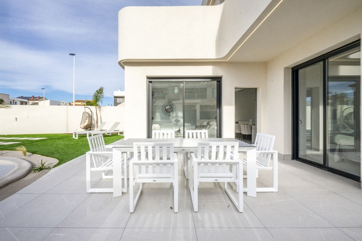 Chalet de 3 habitaciones en Roldan en venta con piscina - 415.950 € (Ref: 9992584)