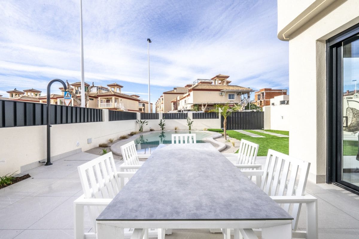 Chalet de 3 habitaciones en Roldan en venta con piscina - 415.950 € (Ref: 9992584)