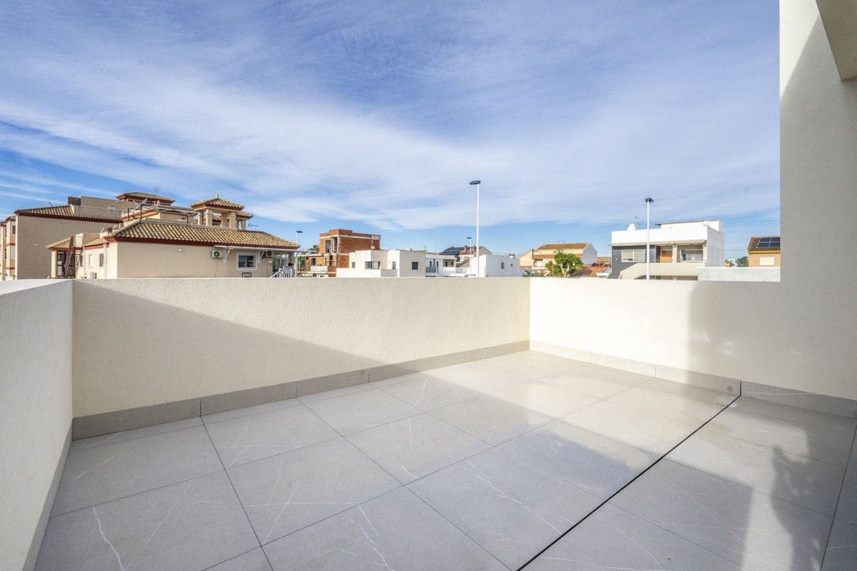 Chalet de 3 habitaciones en Roldan en venta con piscina - 415.950 € (Ref: 9992584)