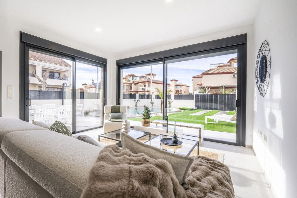 Chalet de 3 habitaciones en Roldan en venta con piscina - 415.950 € (Ref: 9992584)