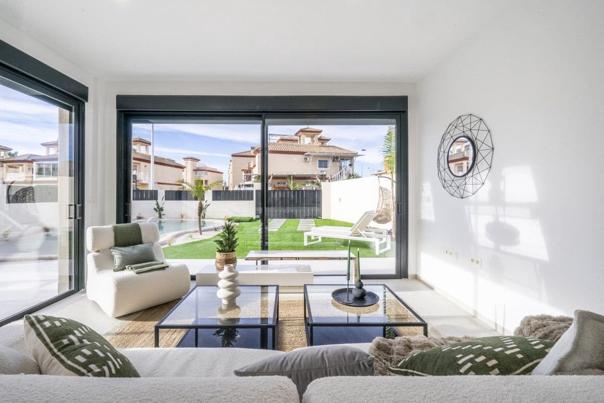 Chalet de 3 habitaciones en Roldan en venta con piscina - 415.950 € (Ref: 9992584)