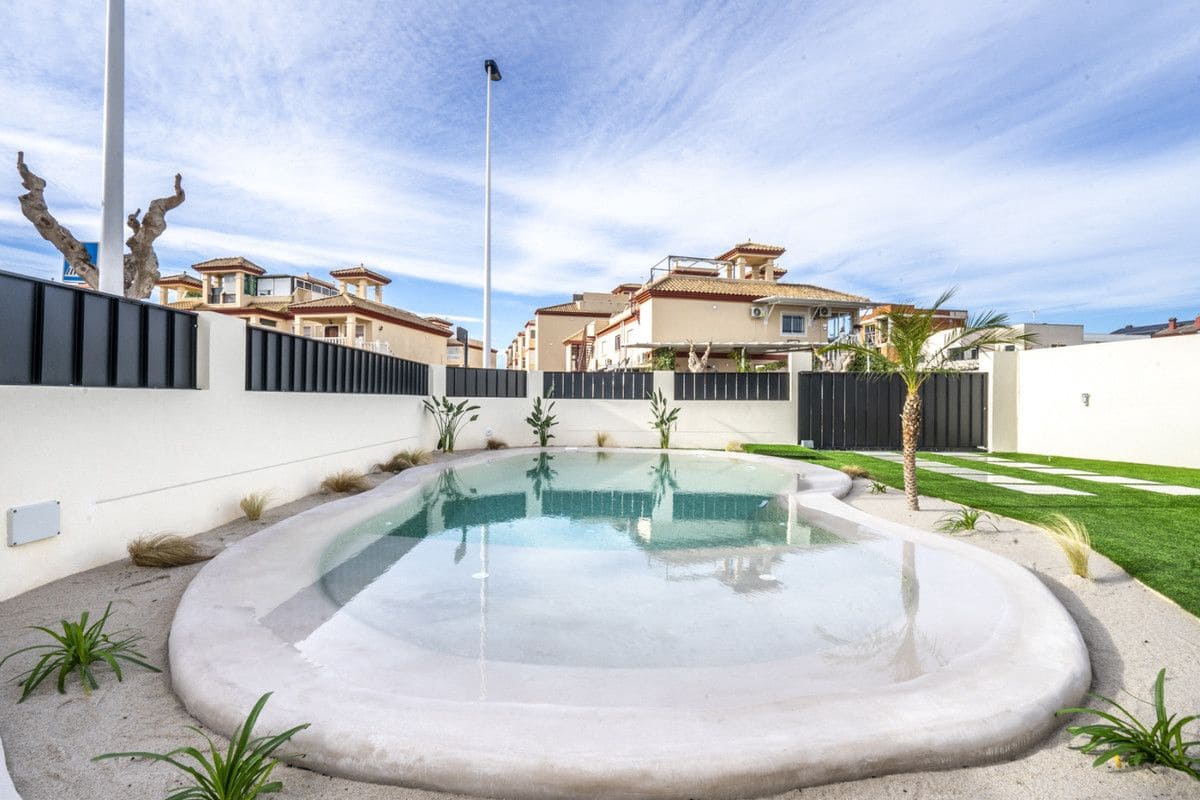 Chalet de 3 habitaciones en Roldan en venta con piscina - 415.950 € (Ref: 9992584)