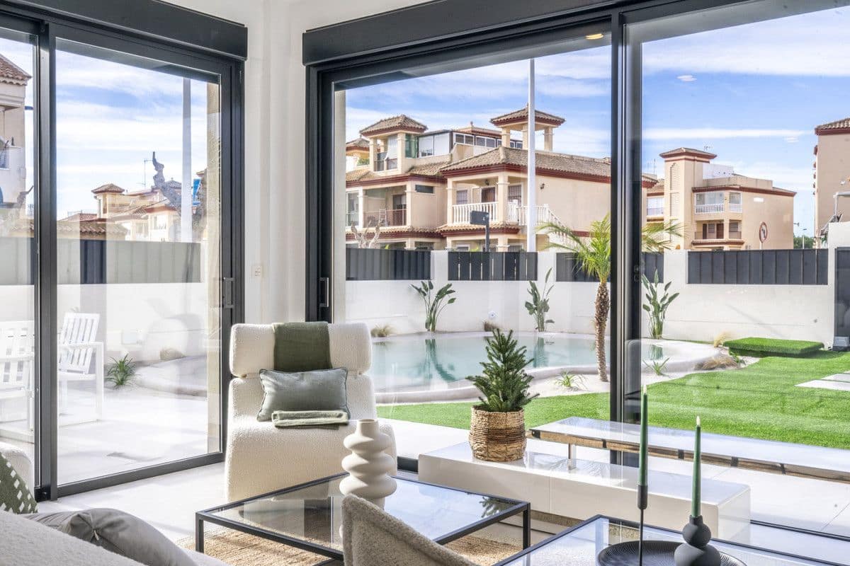 Chalet de 3 habitaciones en Roldan en venta con piscina - 415.950 € (Ref: 9992584)