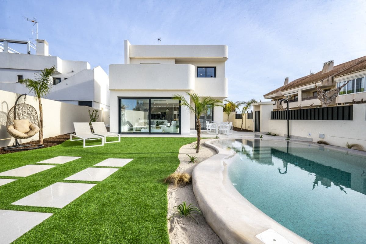 Chalet de 3 habitaciones en Roldan en venta con piscina - 415.950 € (Ref: 9992584)