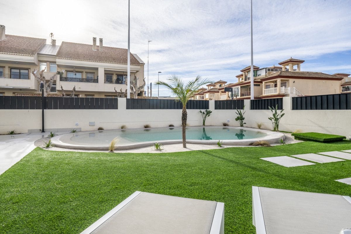 Chalet de 3 habitaciones en Roldan en venta con piscina - 415.950 € (Ref: 9992584)