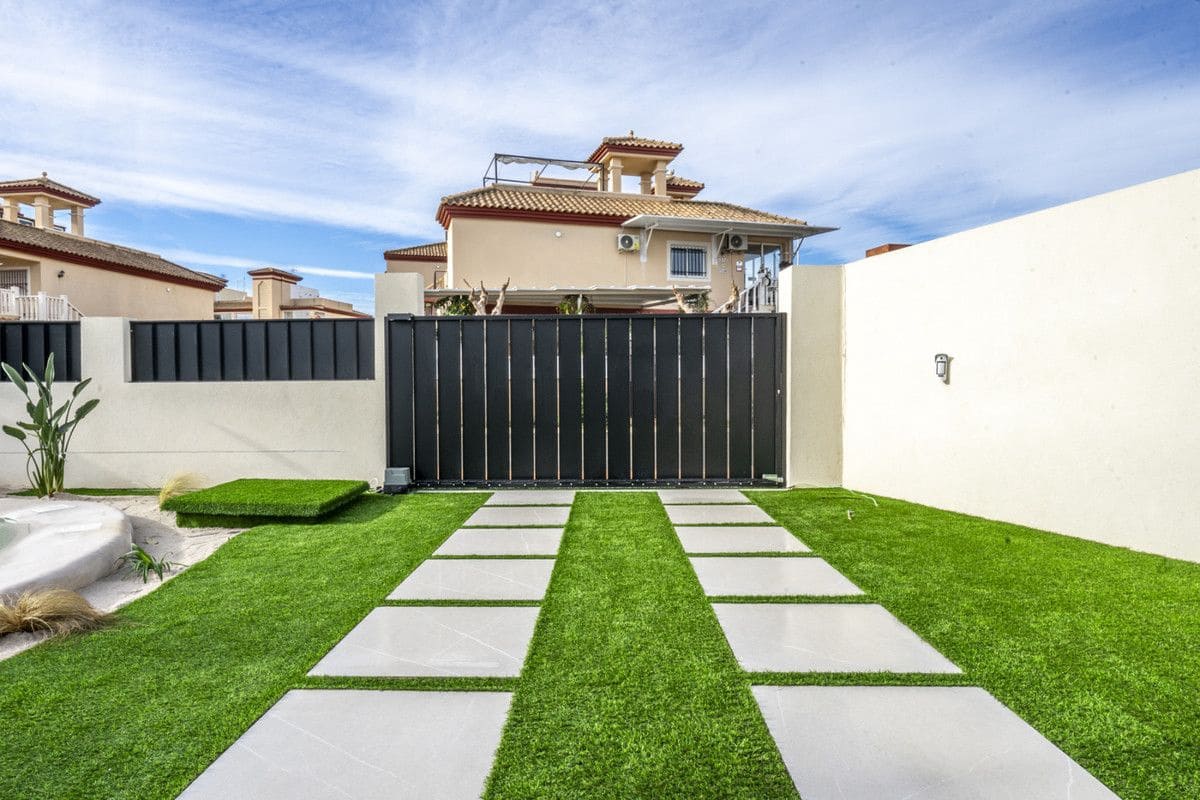 Chalet de 3 habitaciones en Roldan en venta con piscina - 415.950 € (Ref: 9992584)