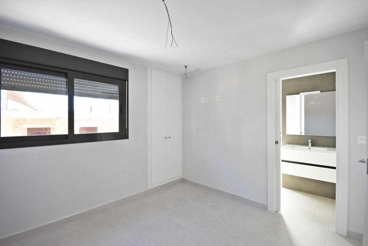 3 bedroom Apartment for sale in Alamillo with pool - € 298,000 (Ref: 9992750)