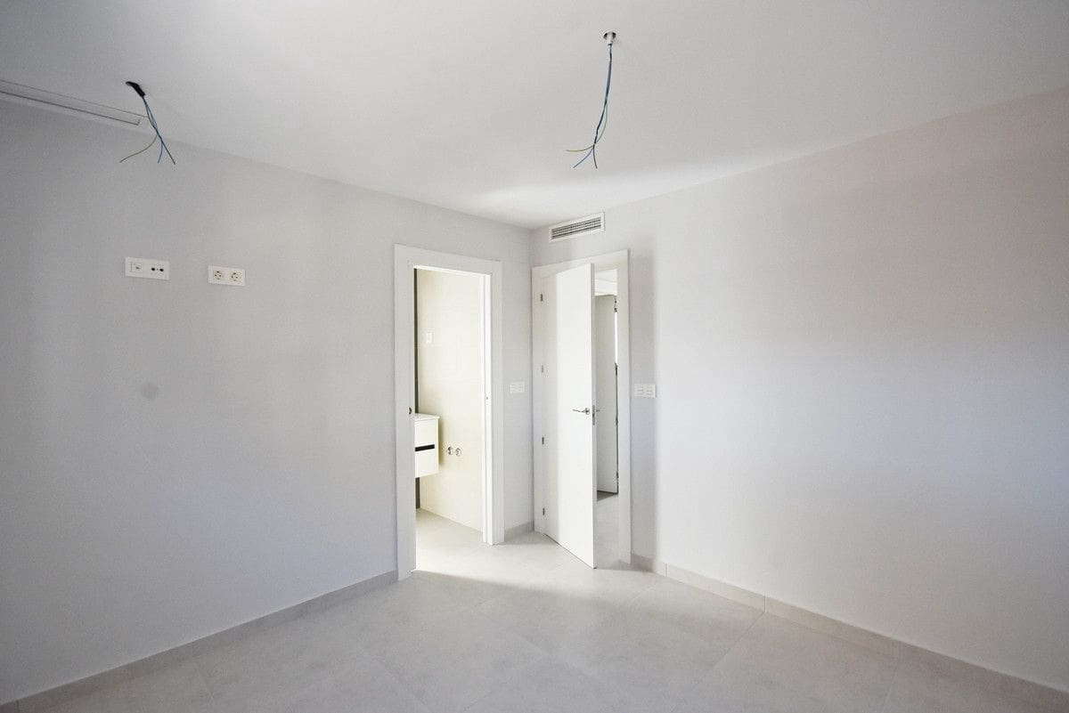 3 bedroom Apartment for sale in Alamillo with pool - € 298,000 (Ref: 9992750)