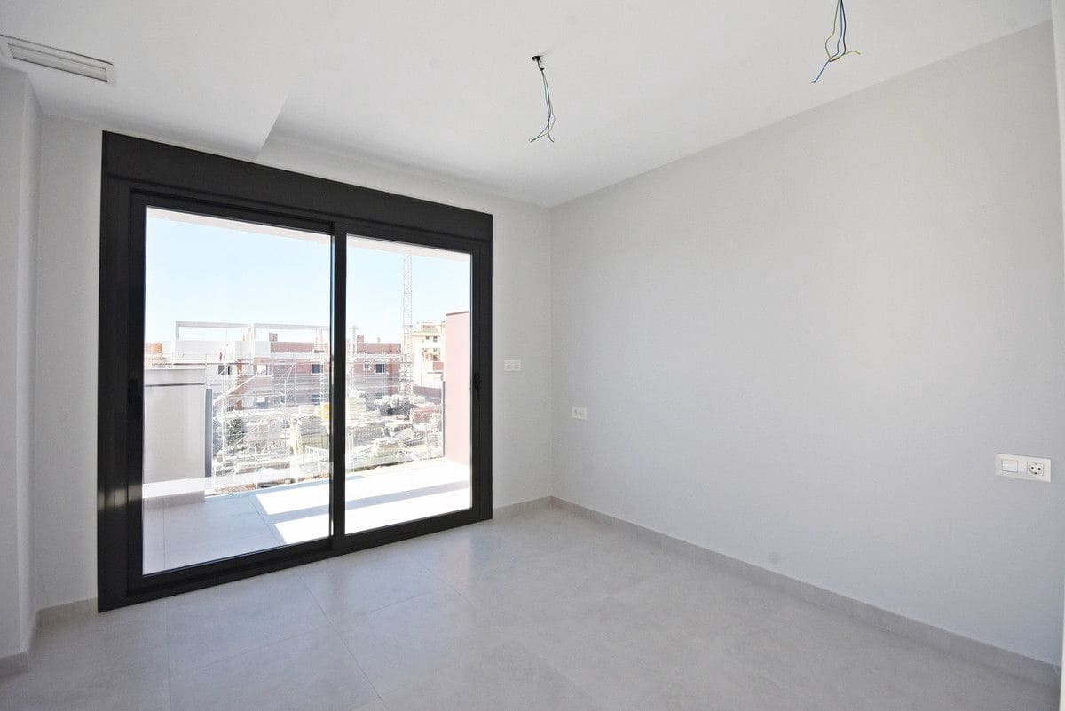 3 bedroom Apartment for sale in Alamillo with pool - € 298,000 (Ref: 9992750)