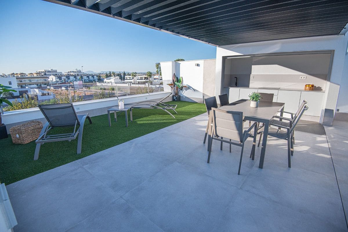 Chalet de 3 habitaciones en Santiago de la Ribera en venta con piscina - 595.000 € (Ref: 9992825)