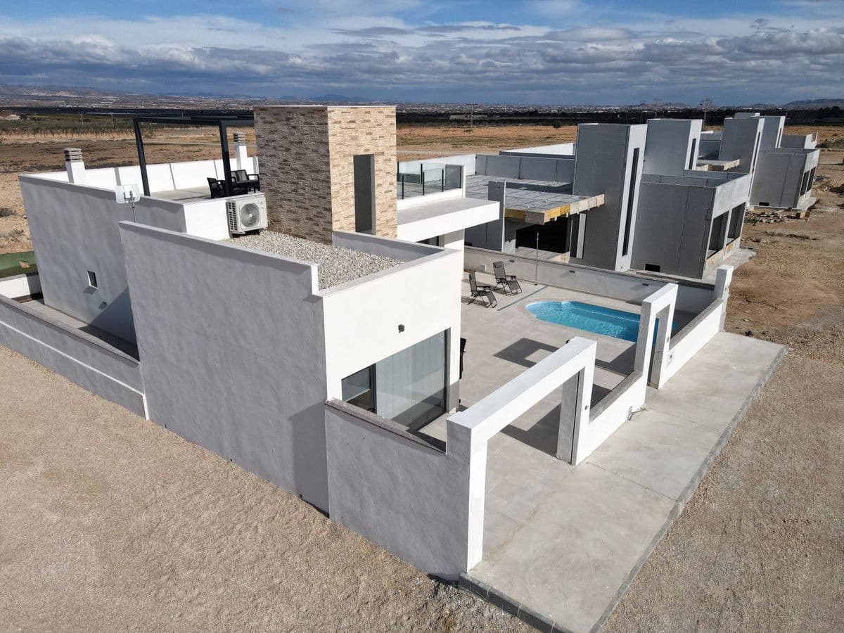 3 bedroom Villa for sale in La Pinilla with pool - € 272,464 (Ref: 9992856)