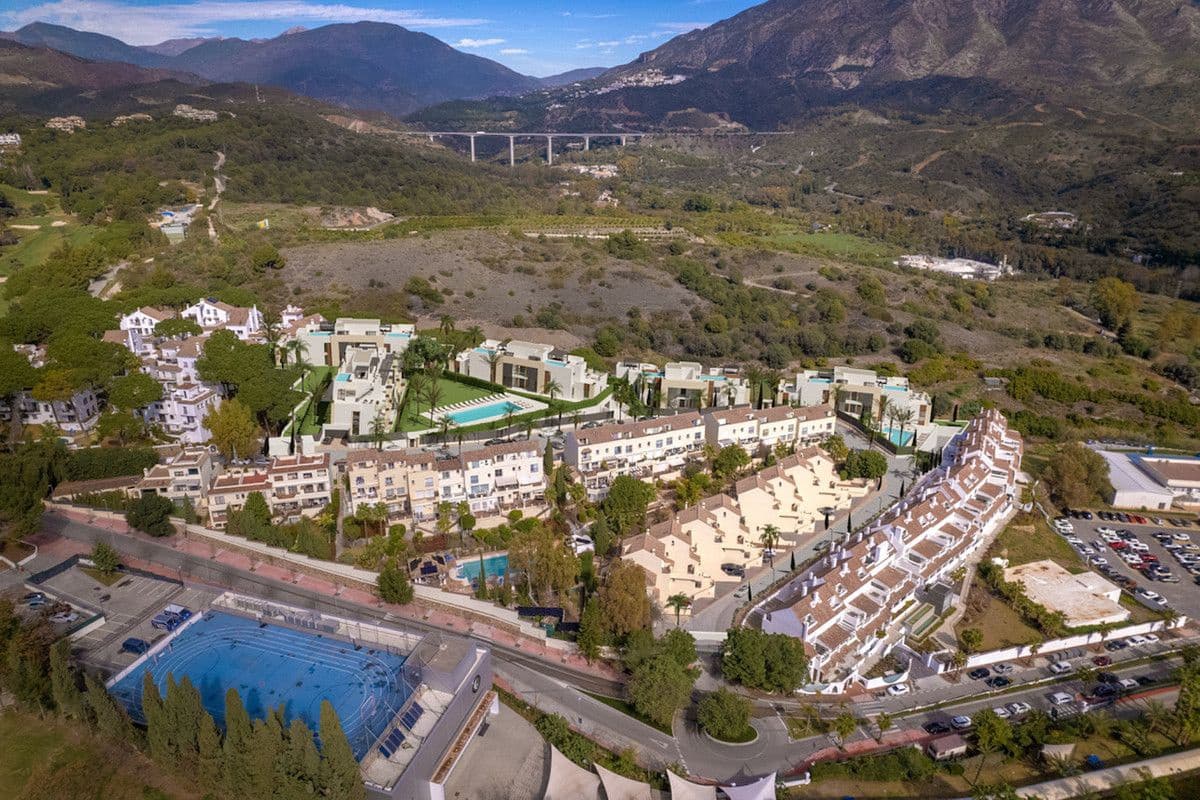 3 soveværelse Lejlighed til salg i Aloha Golf med swimmingpool - € 2.752.257 (Ref: 9992882)