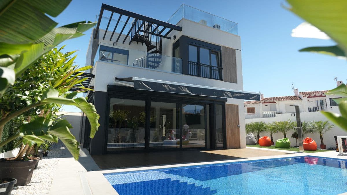 3 soveværelse Villa til salg i La Nucia med swimmingpool - € 530.000 (Ref: 9992905)