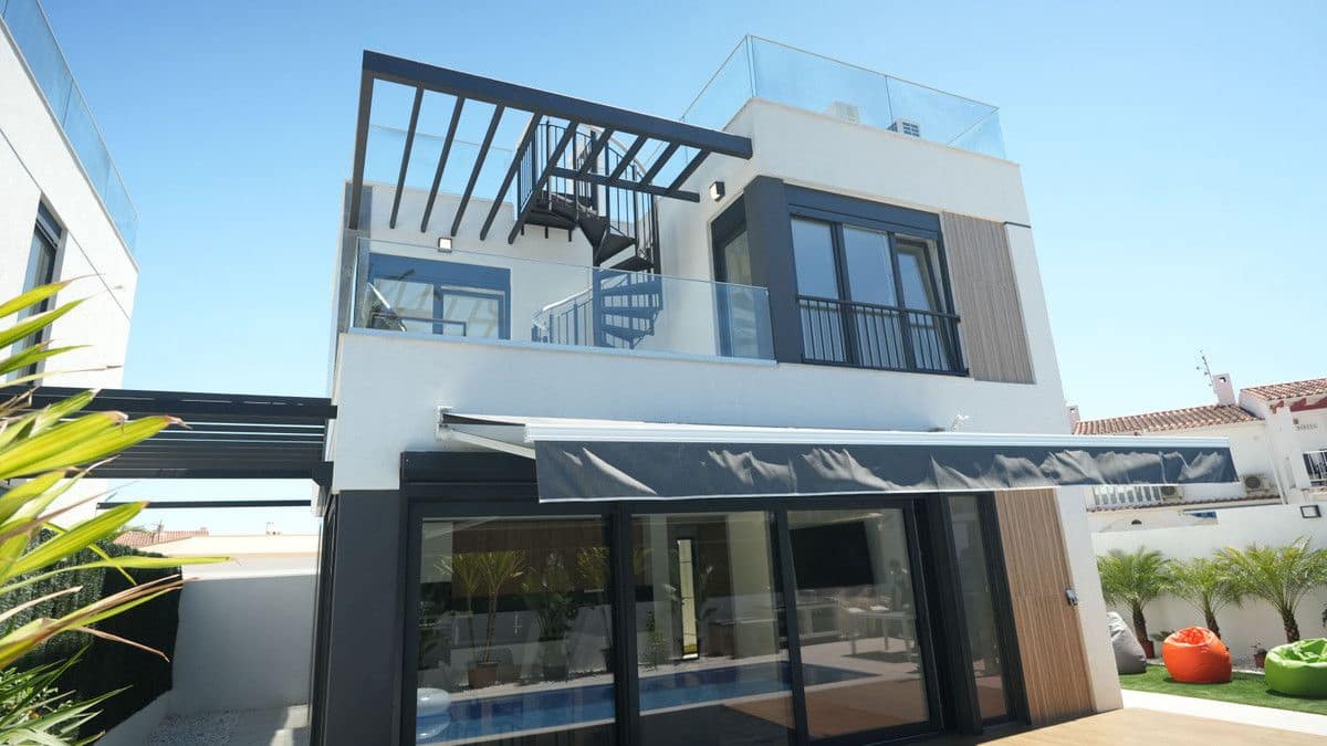 3 soveværelse Villa til salg i La Nucia med swimmingpool - € 530.000 (Ref: 9992905)