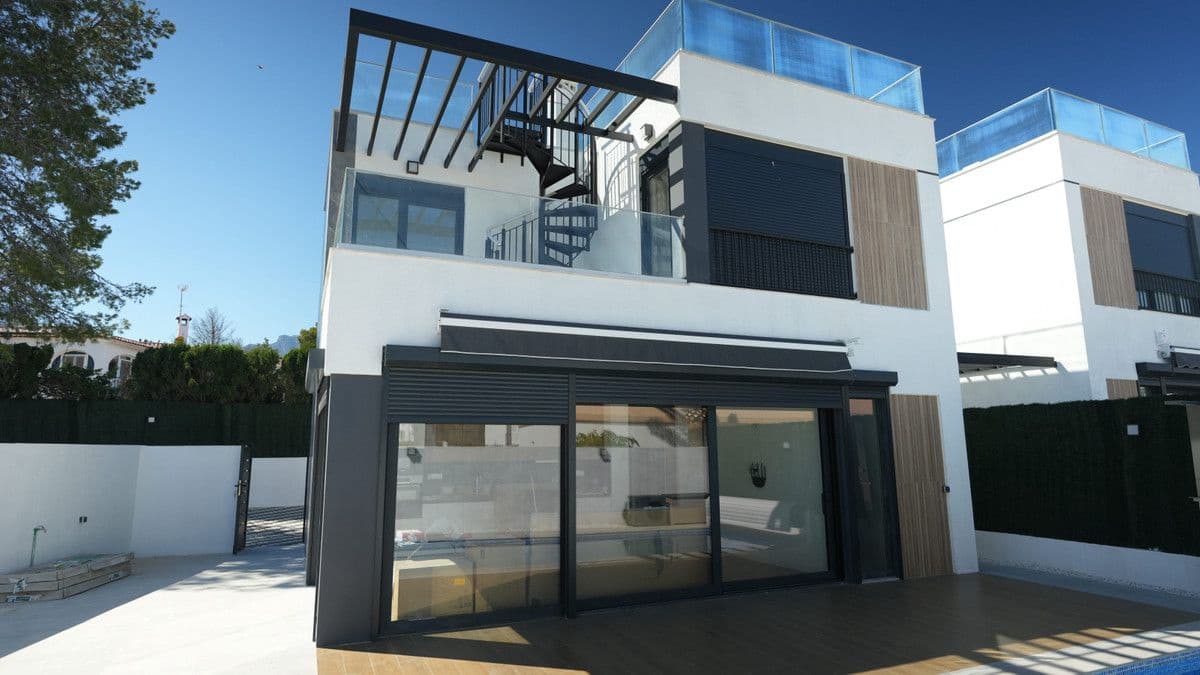 3 soveværelse Villa til salg i La Nucia med swimmingpool - € 530.000 (Ref: 9992905)