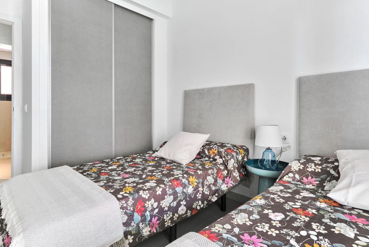 2 makuuhuone Huoneisto myytävänä paikassa La Veleta mukana uima-altaan - 380 000 € (Ref: 9992927)