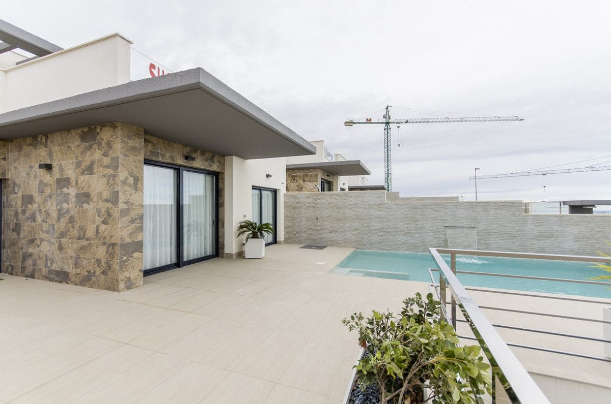 3 soveværelse Villa til salg i San Miguel de Salinas med swimmingpool - € 630.000 (Ref: 9993040)