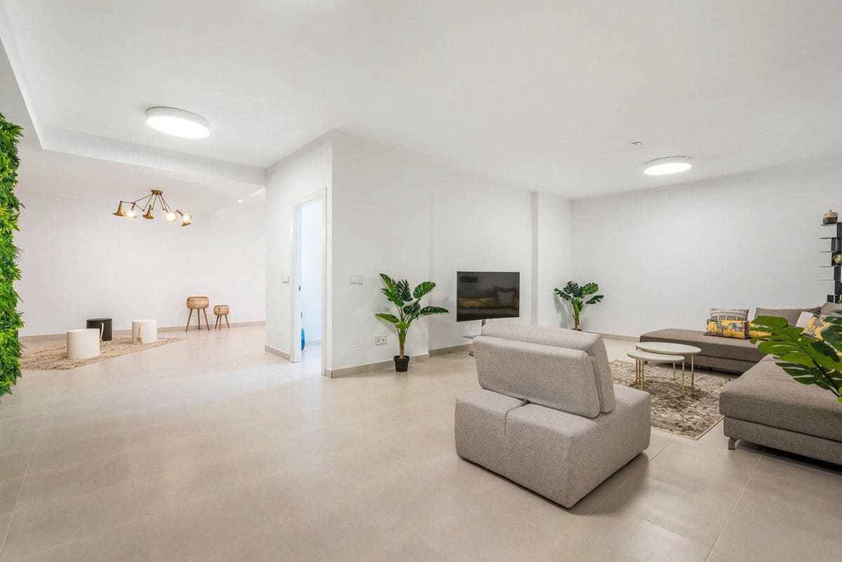 4 bedroom Villa for sale in Playa Honda with pool - € 790,000 (Ref: 9993058)