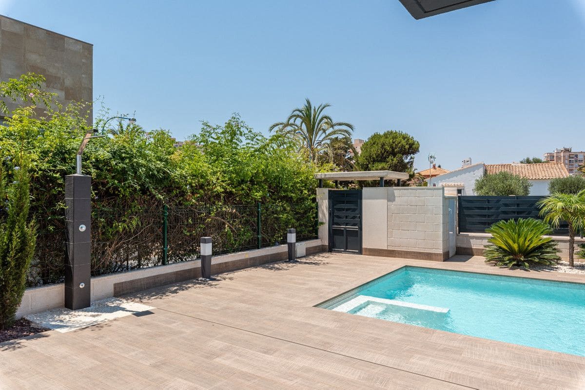 4 bedroom Villa for sale in Playa Honda with pool - € 790,000 (Ref: 9993058)