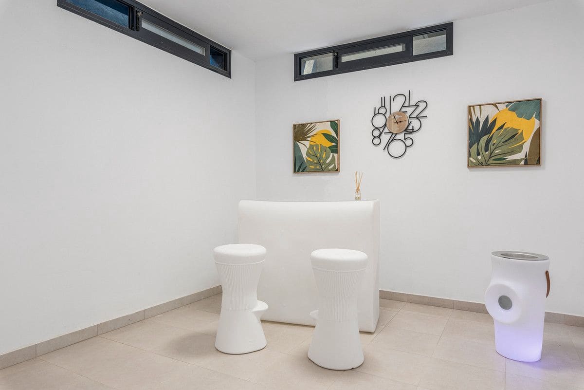 3 bedroom Villa for sale in Playa Honda with pool - € 580,000 (Ref: 9993059)