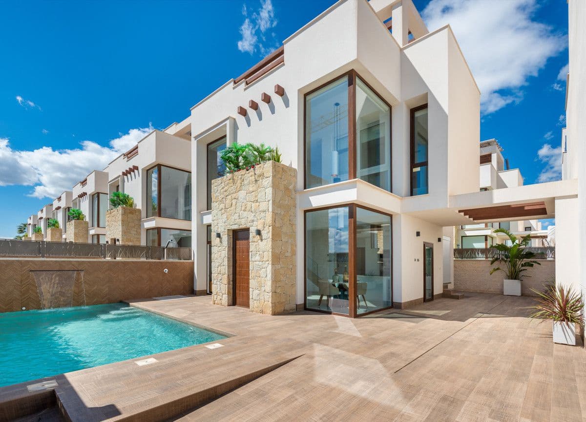 3 soveværelse Villa til salg i Los Montesinos med swimmingpool - € 485.000 (Ref: 9993069)