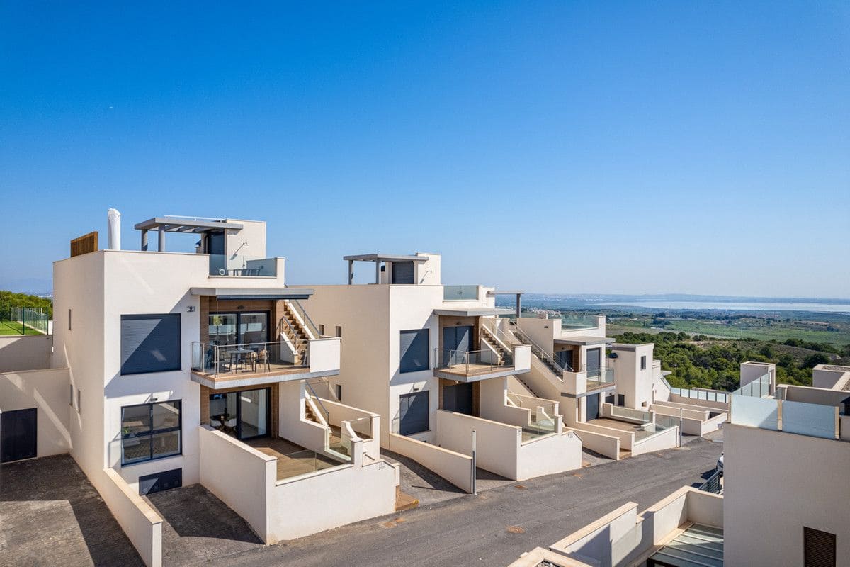 2 soveværelse Villa til salg i San Miguel de Salinas med swimmingpool - € 339.000 (Ref: 9993071)