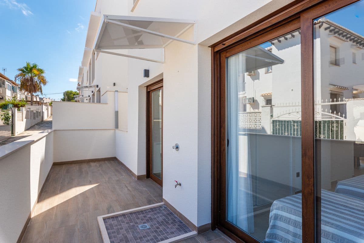 3 makuuhuone Huoneisto myytävänä paikassa Orihuela Costa mukana uima-altaan - 310 000 € (Ref: 9993072)