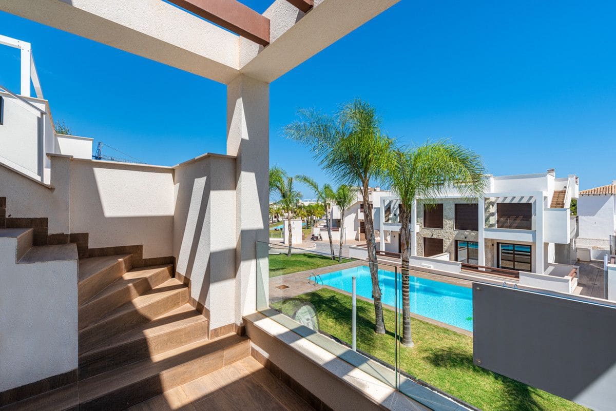 3 makuuhuone Huoneisto myytävänä paikassa Orihuela Costa mukana uima-altaan - 310 000 € (Ref: 9993072)