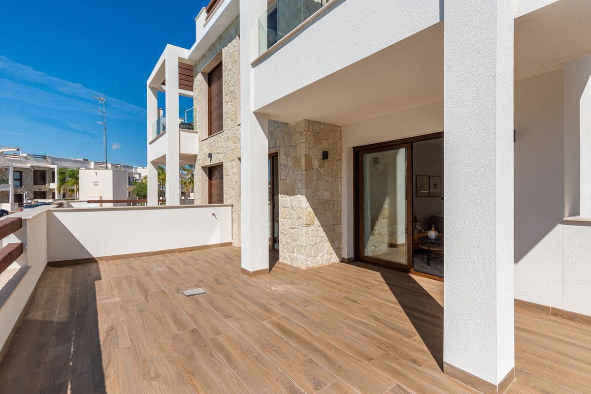 3 makuuhuone Huoneisto myytävänä paikassa Orihuela Costa mukana uima-altaan - 310 000 € (Ref: 9993072)