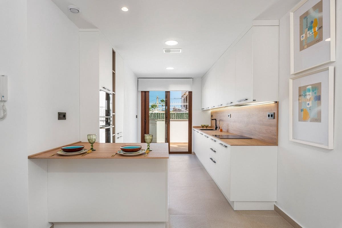 3 makuuhuone Huoneisto myytävänä paikassa Orihuela Costa mukana uima-altaan - 310 000 € (Ref: 9993072)