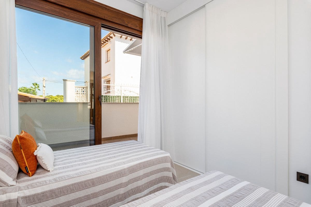 3 makuuhuone Huoneisto myytävänä paikassa Orihuela Costa mukana uima-altaan - 310 000 € (Ref: 9993072)