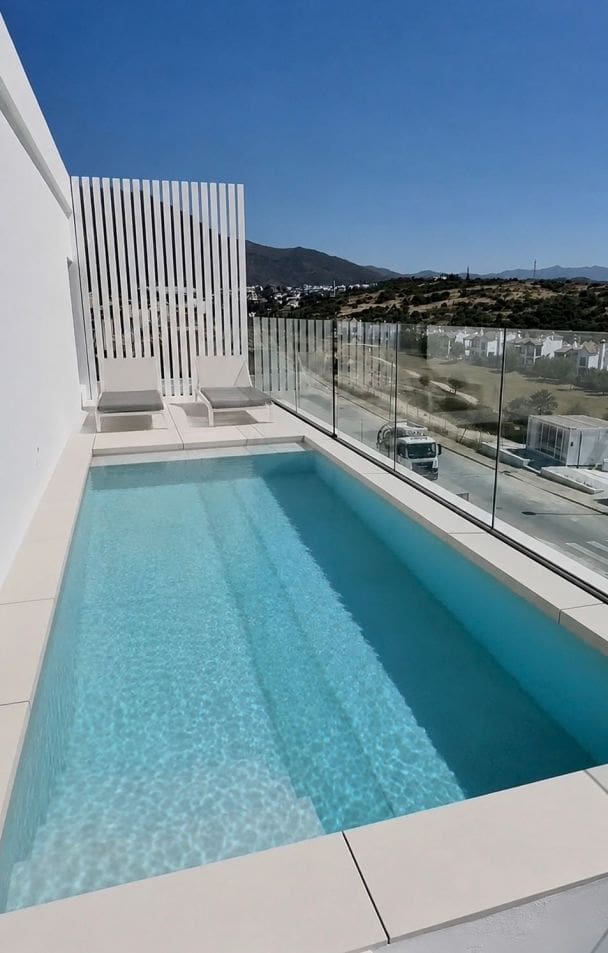 4 makuuhuone Huvila myytävänä paikassa Estepona mukana uima-altaan - 730 000 € (Ref: 9993255)