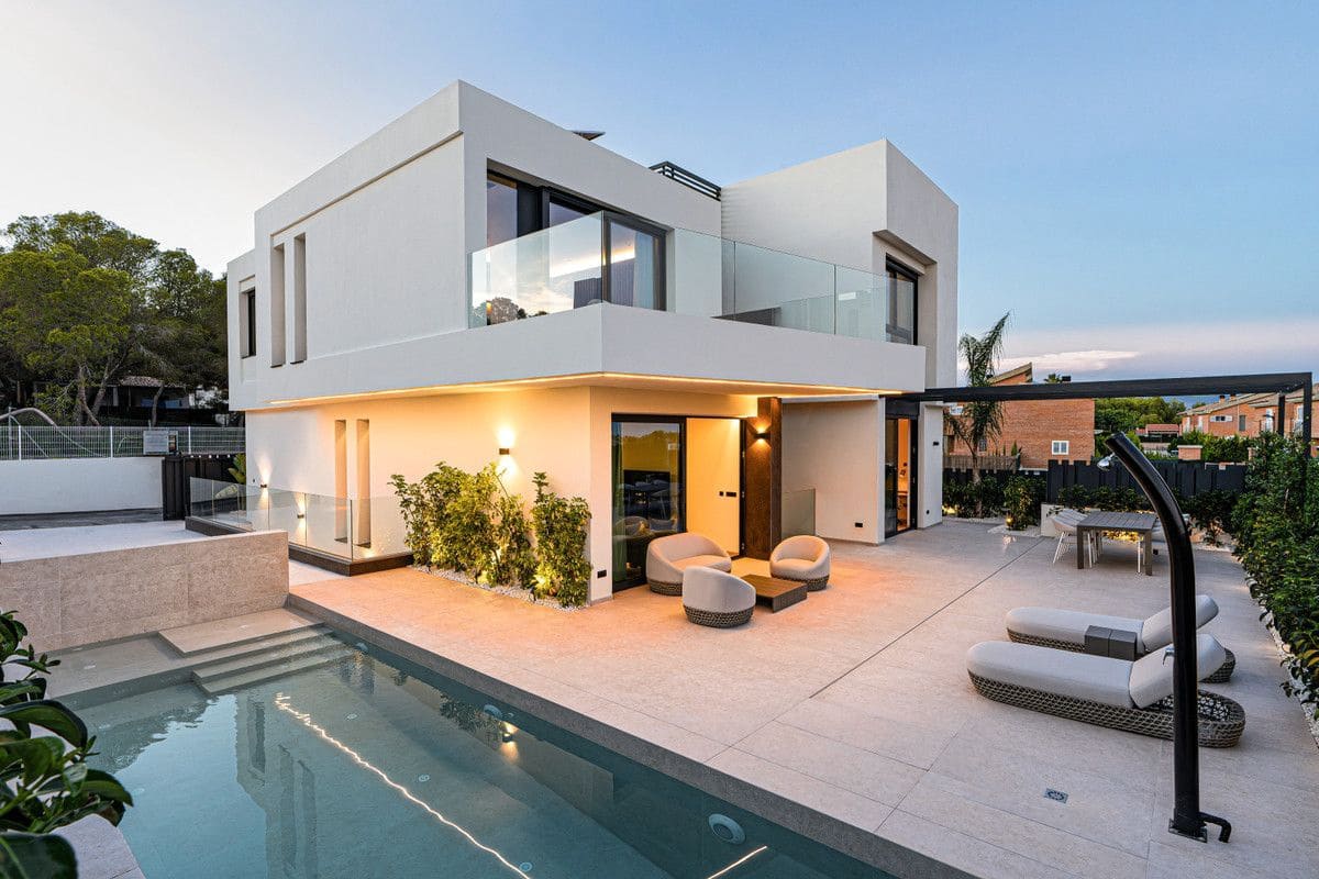 4 bedroom Villa for sale in Benidorm with pool - € 1,095,000 (Ref: 9993281)