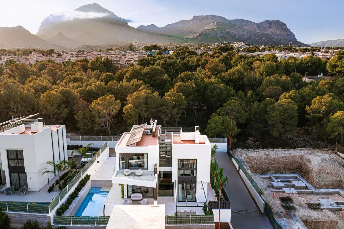 4 bedroom Villa for sale in Benidorm with pool - € 1,095,000 (Ref: 9993281)