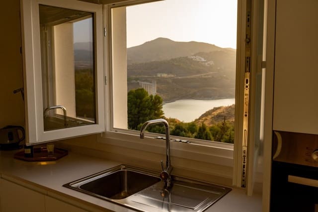 Chalet de 3 habitaciones en Viñuela en venta con piscina - 305.000 € (Ref: 9993398)