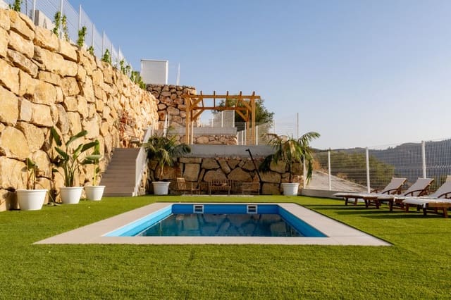 Chalet de 3 habitaciones en Viñuela en venta con piscina - 305.000 € (Ref: 9993398)