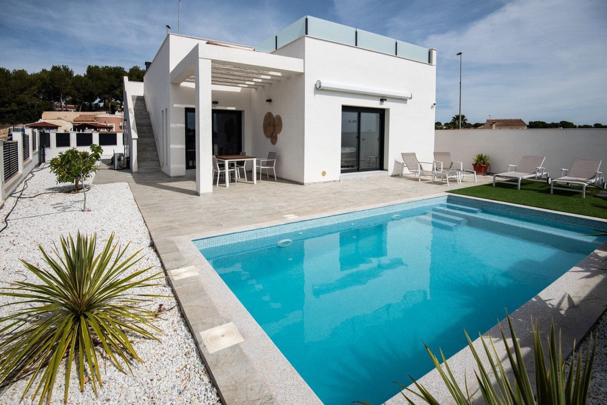 3 soveværelse Villa til salg i Pinar de Campoverde med swimmingpool - € 422.500 (Ref: 9993404)