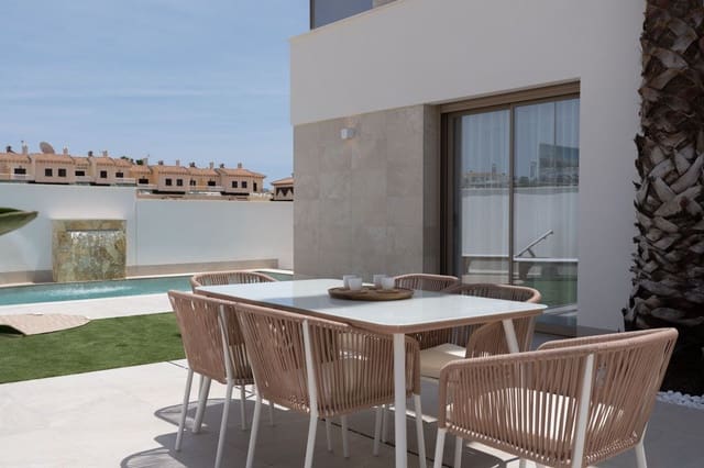 3 soverom Kjedet enebolig til salgs i Los Alcázares med svømmebasseng - € 469 000 (Ref: 9993535)