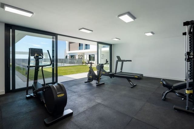 4 soveværelse Semi-Rækkehus til salg i Río Real, Marbella med swimmingpool - € 1.890.000 (Ref: 9993536)