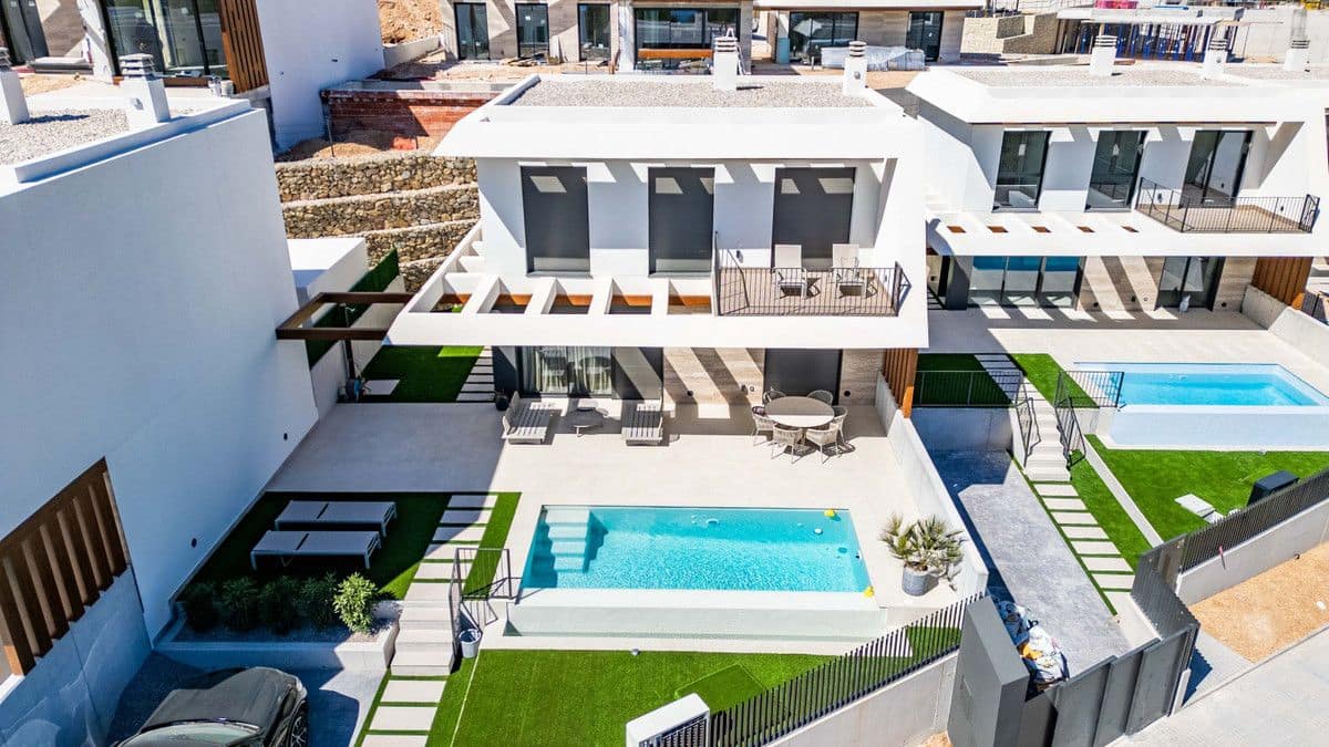 Chalet de 4 habitaciones en Polop en venta con piscina - 768.700 € (Ref: 9994427)