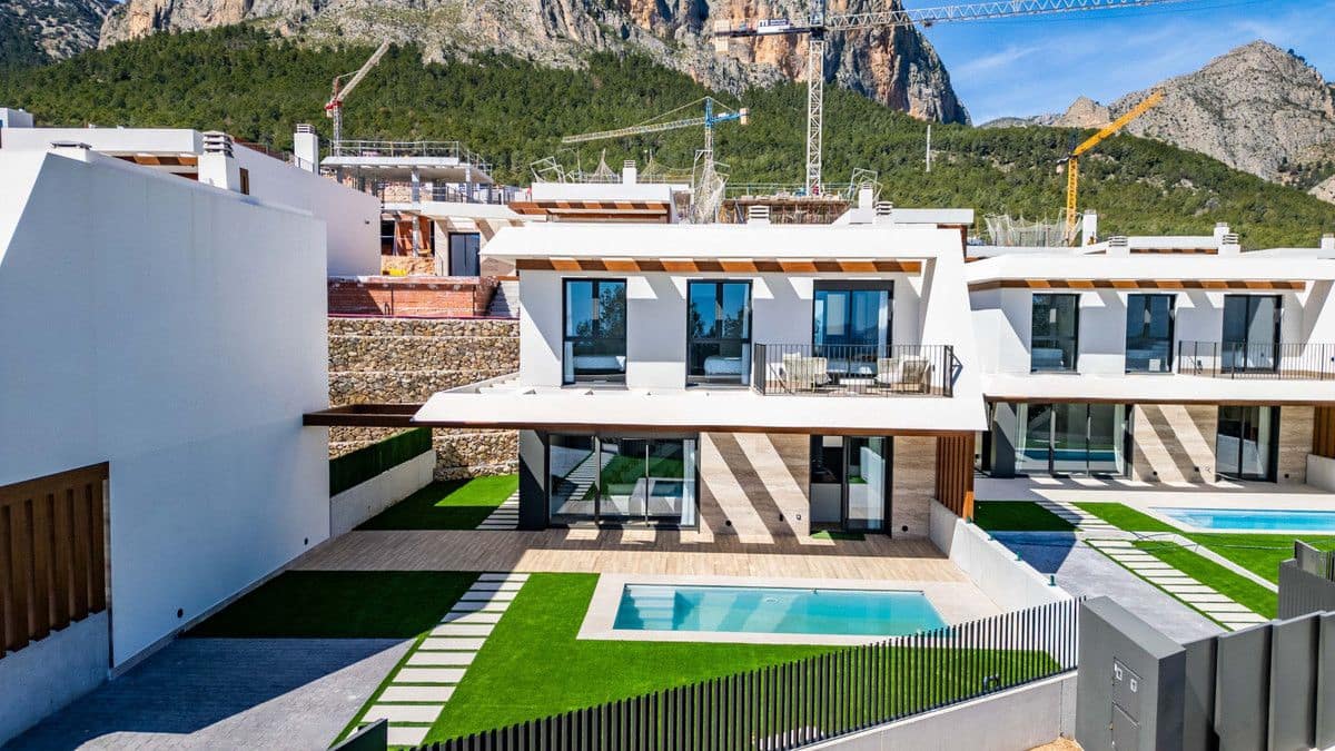 Chalet de 4 habitaciones en Polop en venta con piscina - 768.700 € (Ref: 9994427)